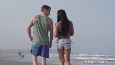 Роми Дождь любит Секс на В Пляж в ее Отпуск время