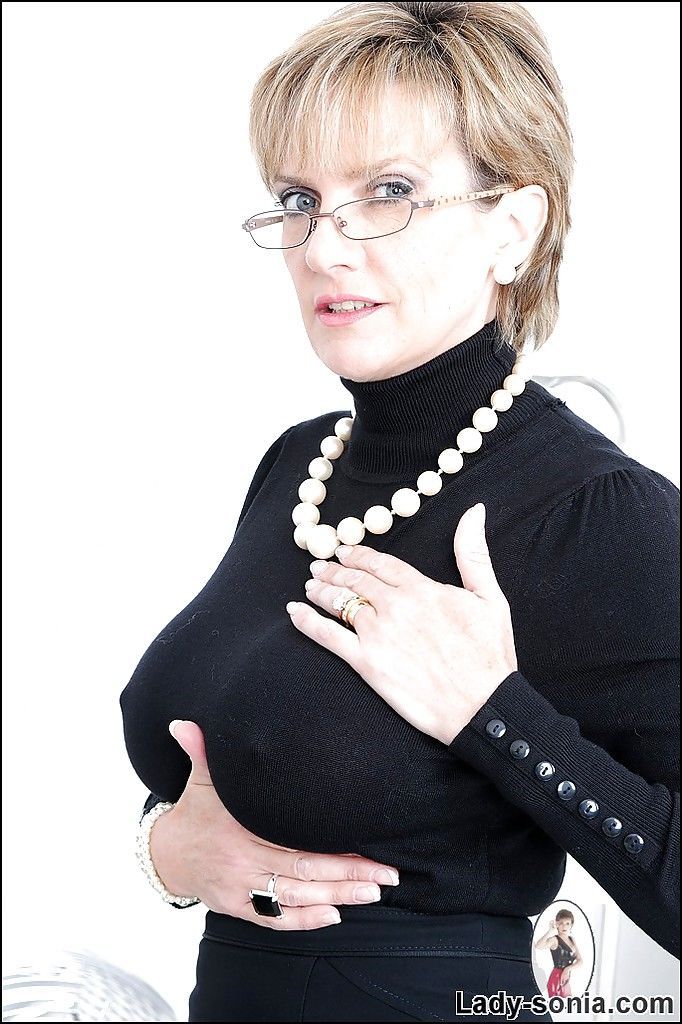 कपड़े के साथ परिपक्व महिला सोनिया से पता चलता है उसके तेजस्वी बड़े प्राकृतिक स्तन