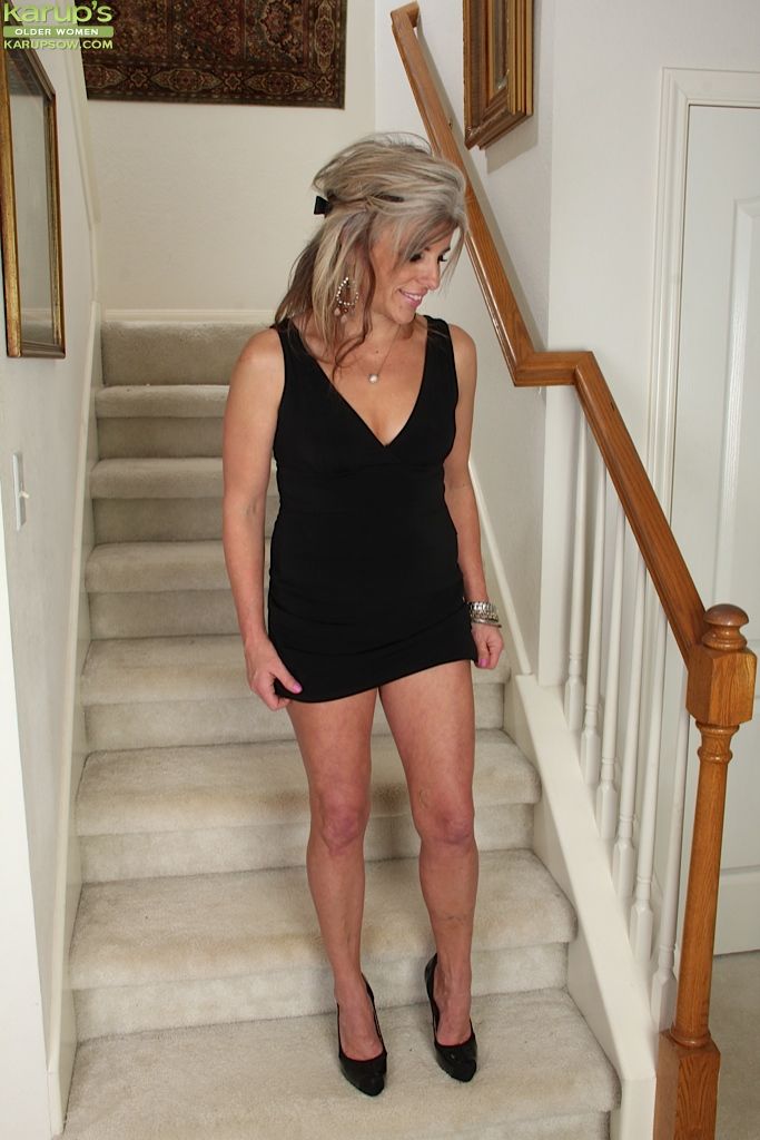 gevaarlijk volwassen lady Sierra Smith houdingen naakt op De trap