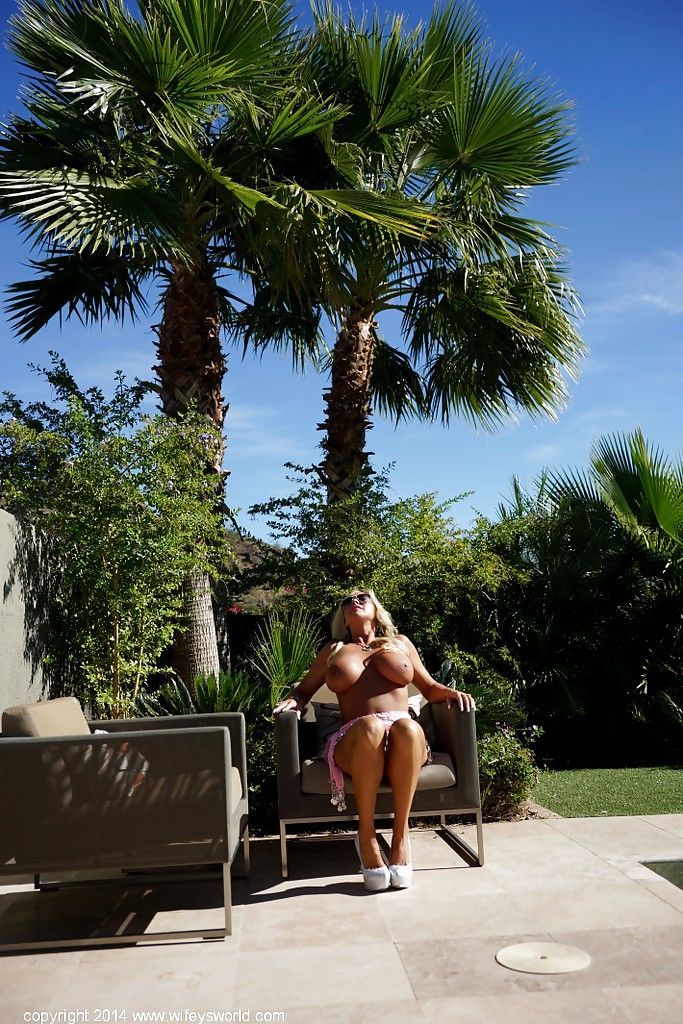 Topless dona de casa Sandra Otterson mostra fora ele Grande natural peitos