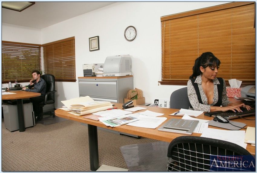Incantevole Indù milf Priya Anjali Rai il punteggio enorme Cazzo in il ufficio