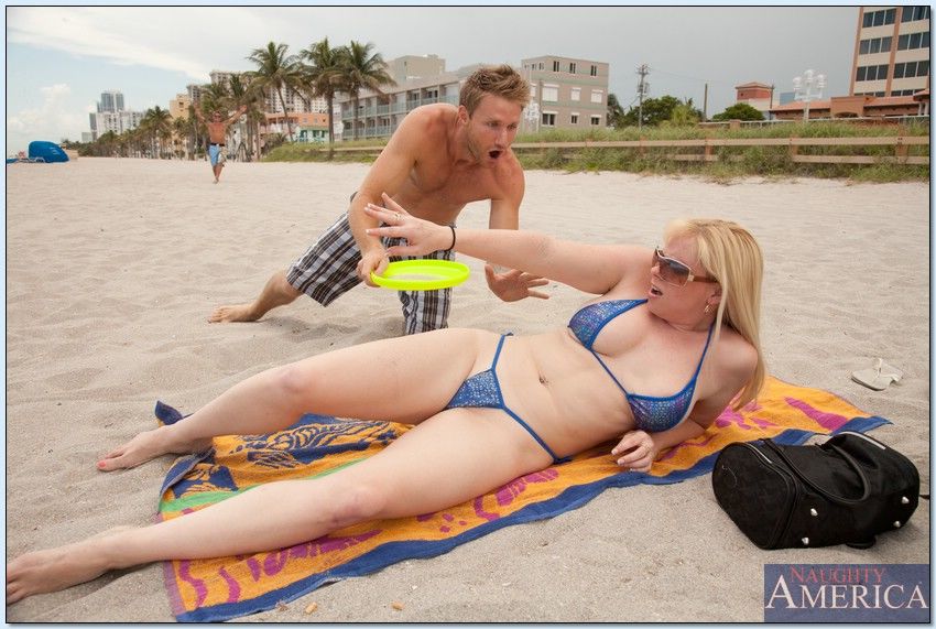 pulchne Bikini mama Cameron Klucze uzależniony na w Plaża i przejebane