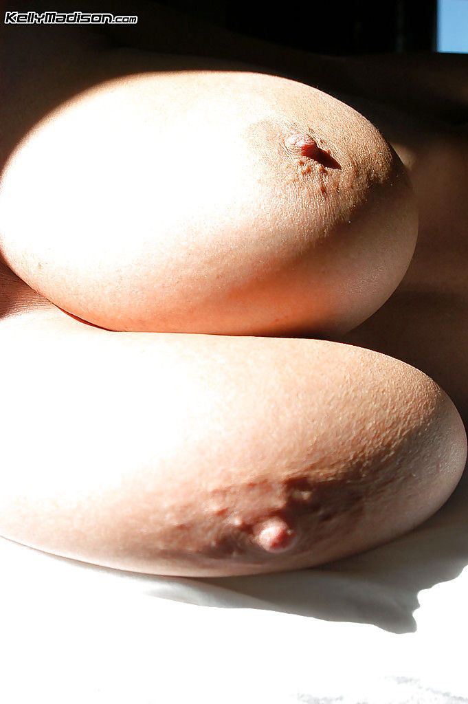 बड़े स्तन एमेच्योर , केली मैडिसन Teases उसके निपल्स में करीब ऊपर हिस्सा 2