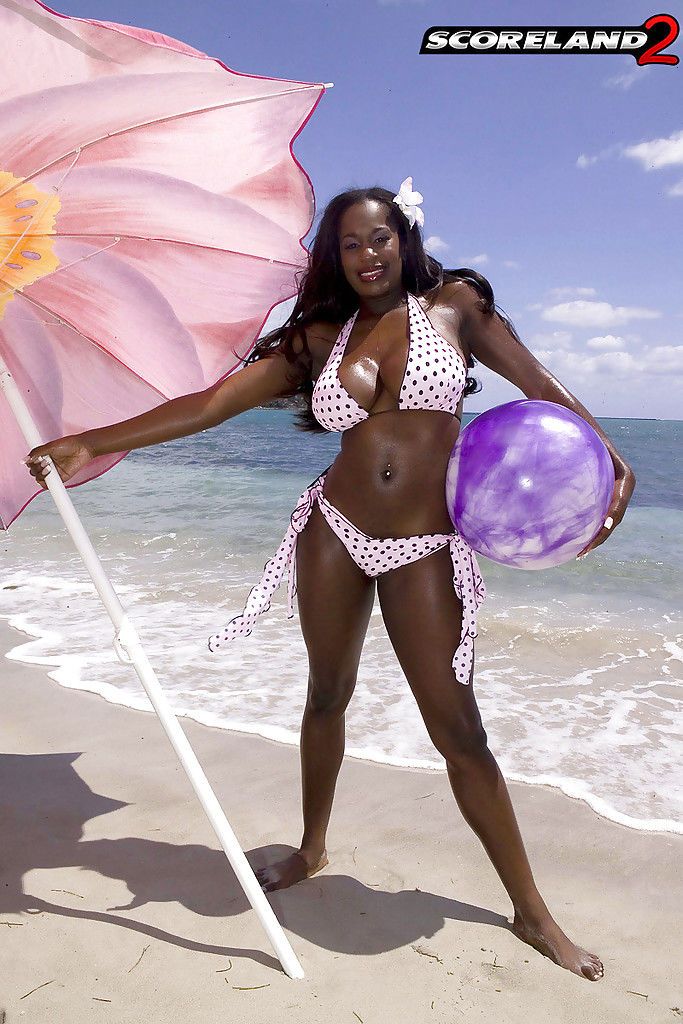 Đen Mẹ Nikki Jaye giải thoát cho khổng lồ juggs Từ Bikini ra ngoài trên Bãi biển