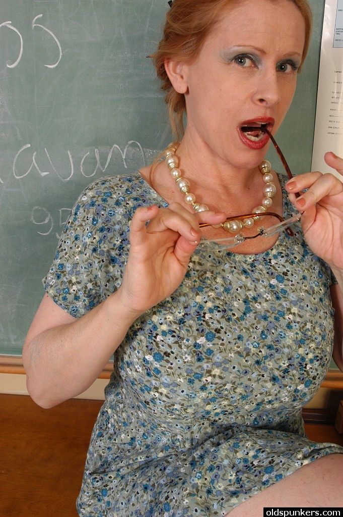 Reifen Lehrer Lavendel Mit Big saggy Titten bekommt Nackt in die Klassenzimmer