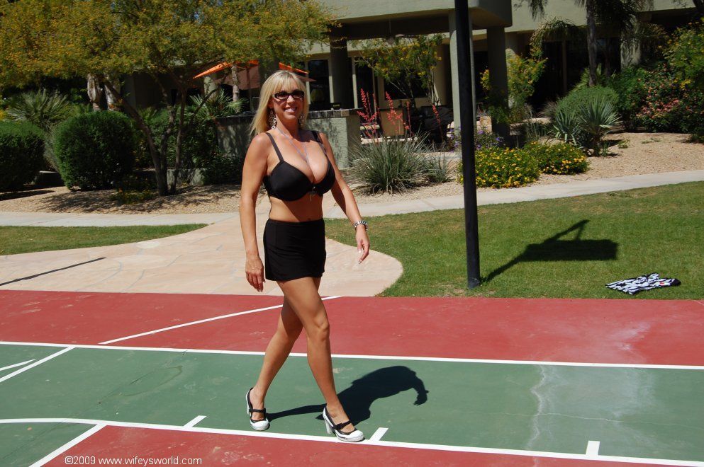 sportief volwassen Babe met groot knockers Wifey strippen outdoor