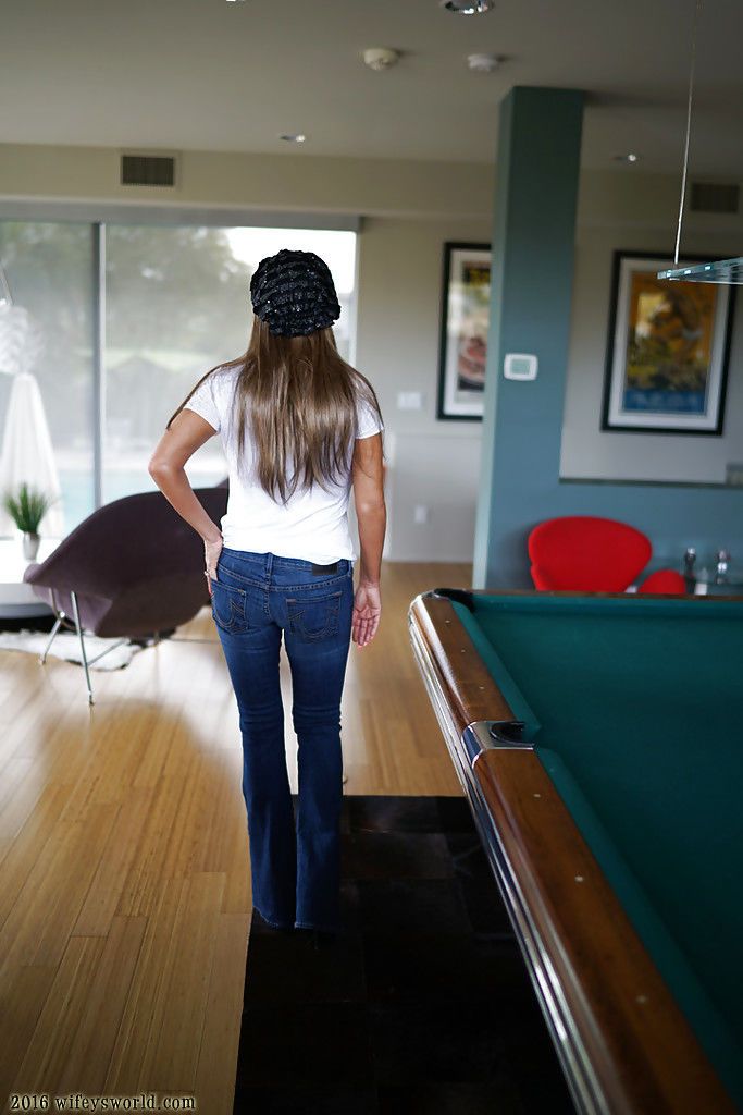 Блондинка домохозяйка Сандра Otterson моделирование очки и джинсы для Детка Фото