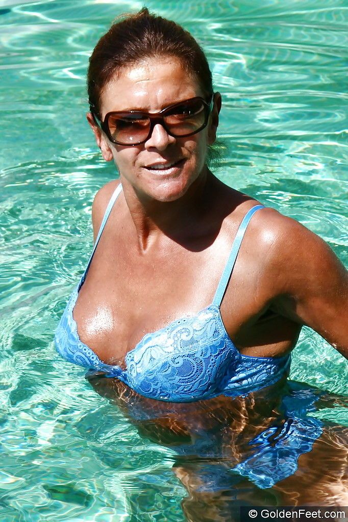 Ältere Euro Modell lady Sarah und gepiercte pussy pose im freien in Sonnenbrille