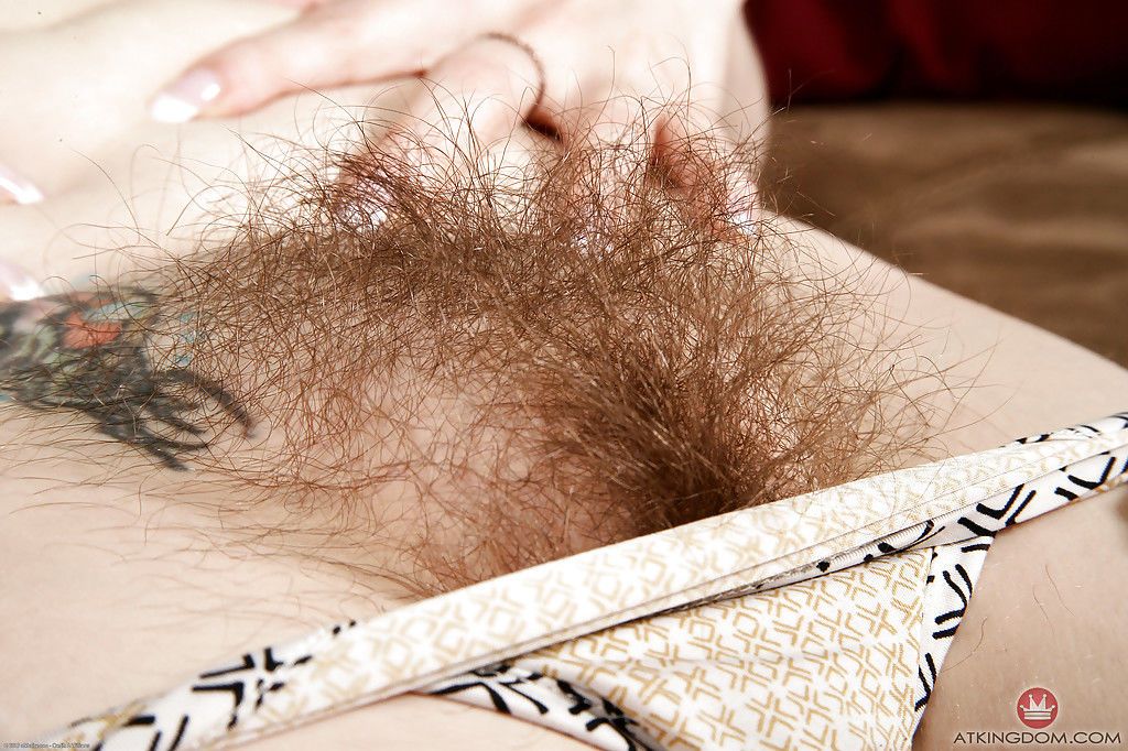 चंकी महिला Tink baring उसके बड़ी प्राकृतिक स्तन और बालों वाली चूत