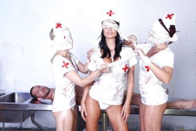 Juggy Verpleegkundige met geschoren Kut Speelt met een groot stijf haan