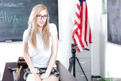 18 yıl Eski nerd Alexa Grace yayılıyor traş Kitty içinde Sınıf