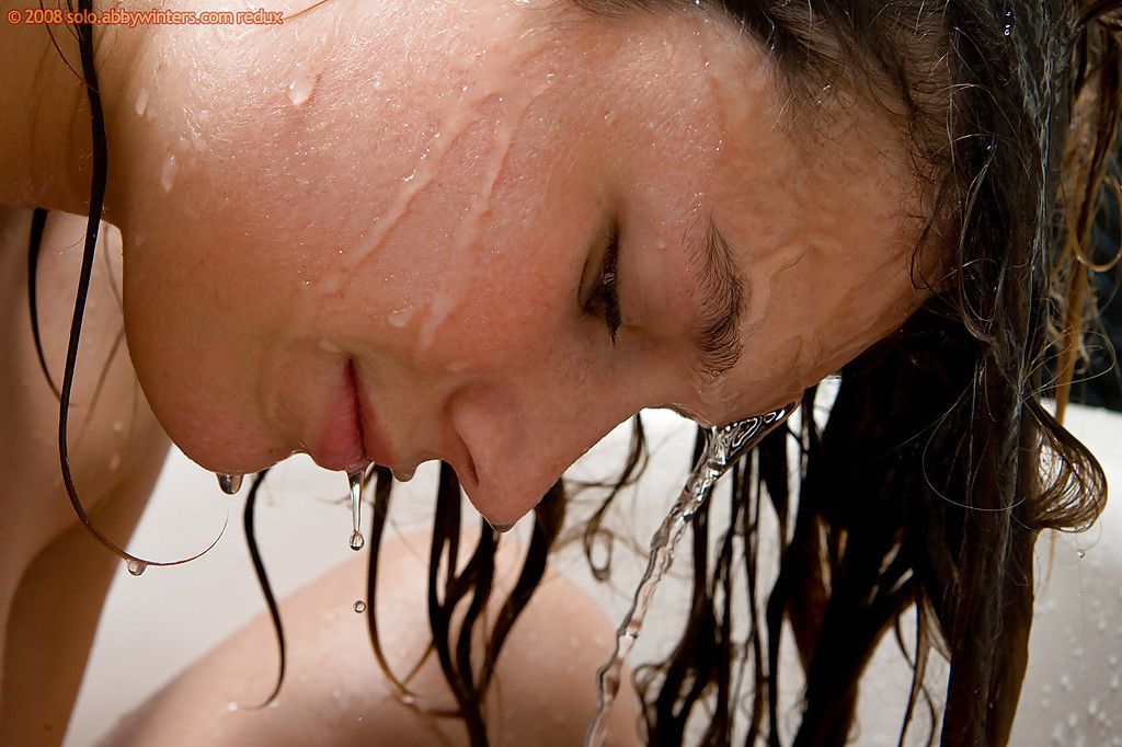amateur meisje violeta krijgt naakt in bad en zeep tot Nice tieten