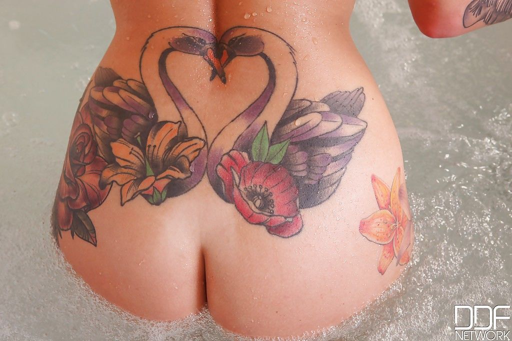 Tatuado solo Chica daniella Mae la liberación de grande Tetas de Bikini en Cuarto de baño