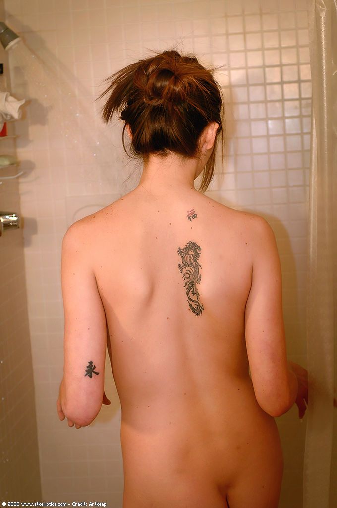 Amatorskie latina Kochanie z tatuaż бравируя piercing sutki w prysznic