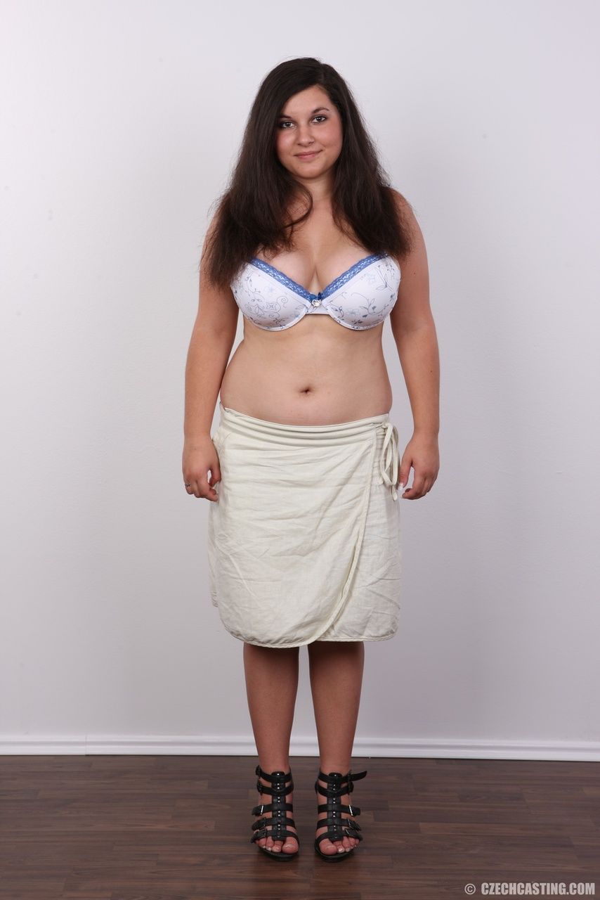 Sovrappeso Bruna Lucie si spoglia Per soddisfare sogni di diventando un nudo modello