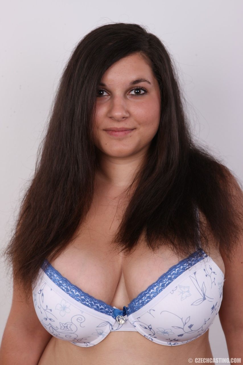 Acima do peso Morena Lucie despe para cumprir sonhos de tornando-se um Nude modelo