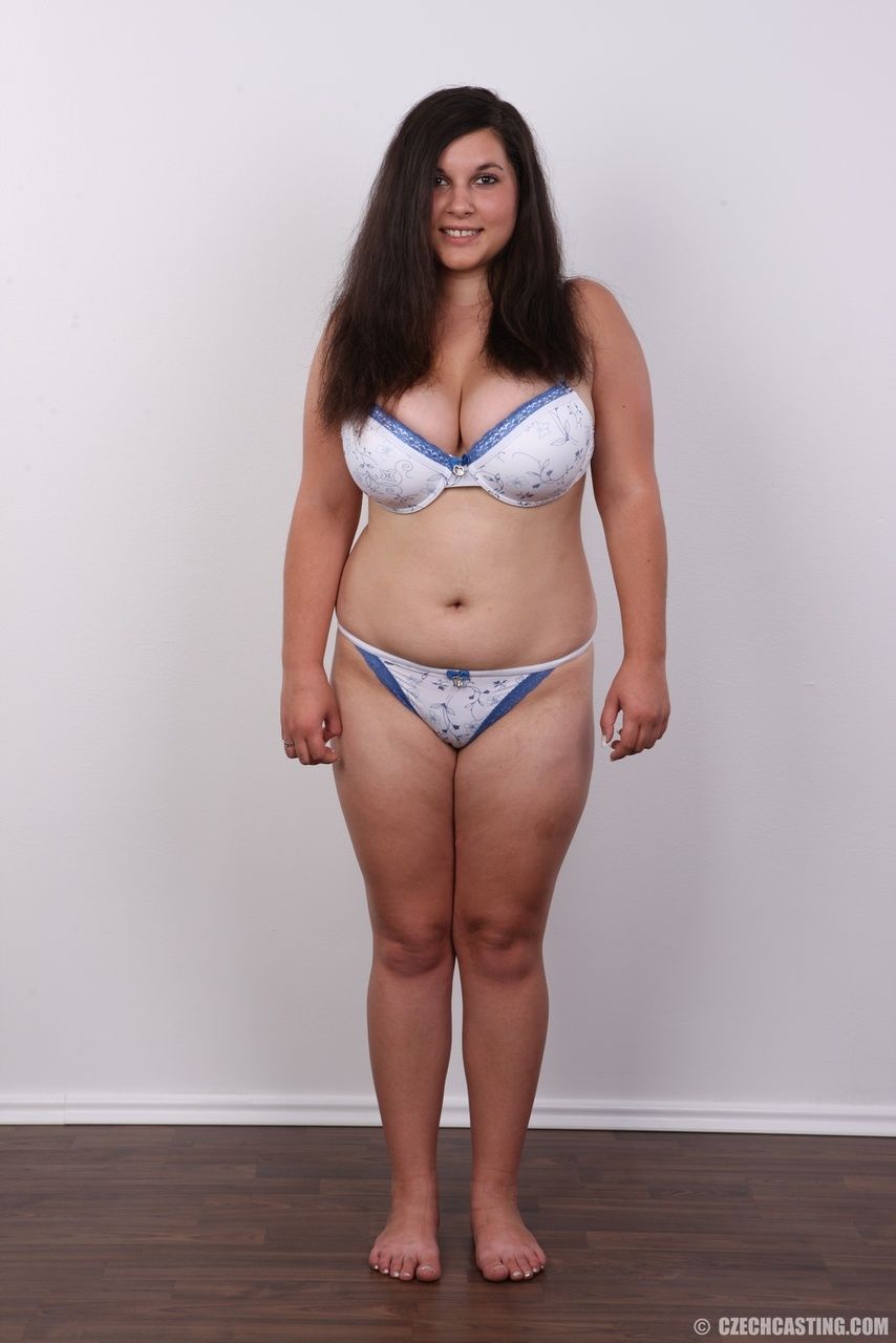übergewicht Brünette Lucie entkleidet sich zu erfüllen Träume der immer ein Nackt Modell