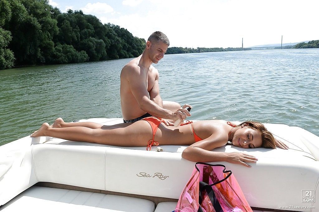 all'aperto massaggio fatto Per un Europea Babe in un Bikini Alexis Brill