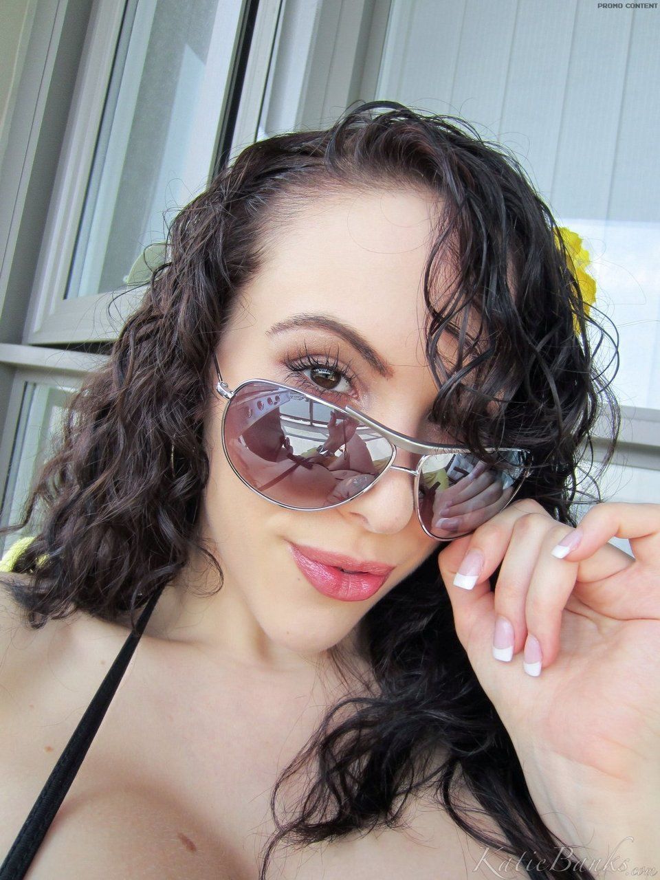 escuro cabelos Amador Katie Bancos Permite ela hooters solto a partir de biquini para selfies