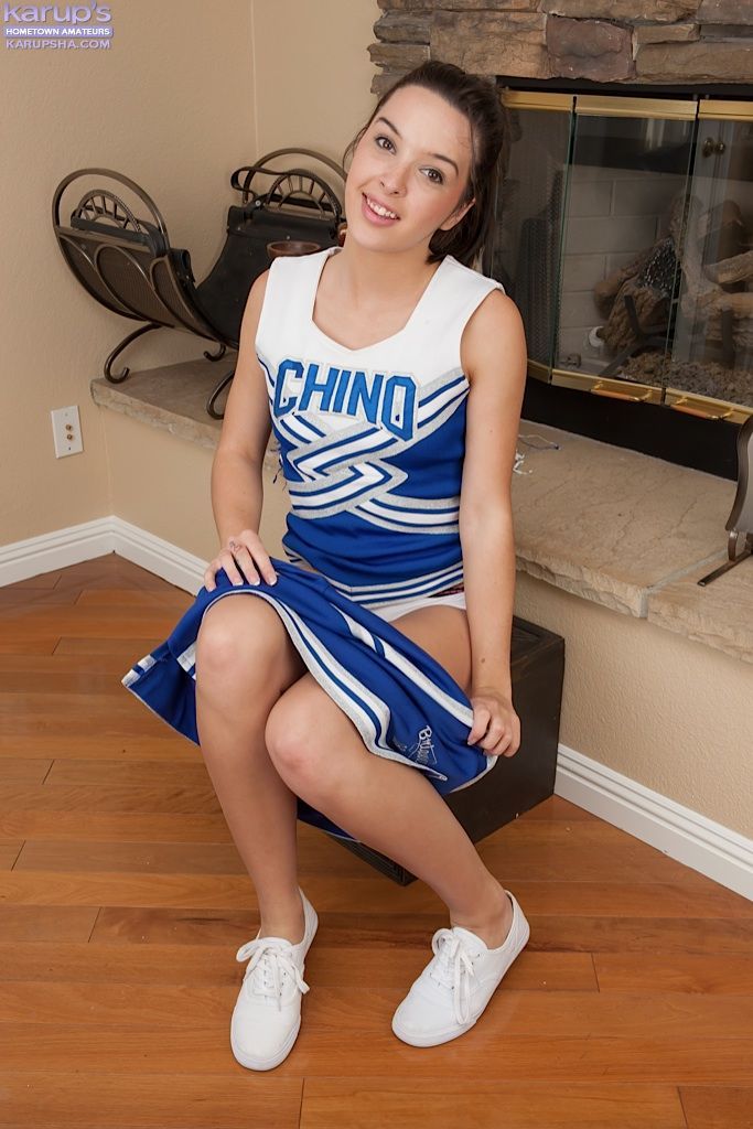 tiener Cheerleader Jaslene Jade verwijdert uniform en katoen slipje naar vormen naakt
