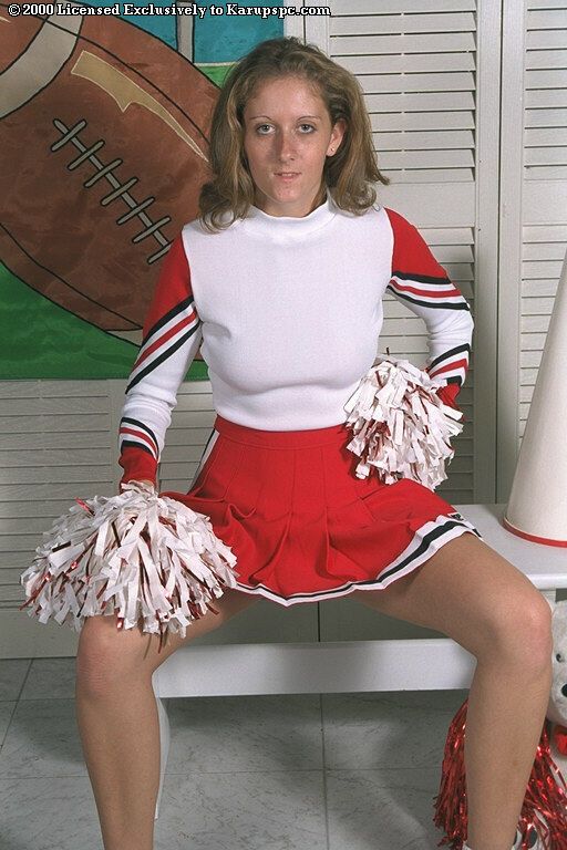 Amateur Cheerleader Gabi zeigt aus in Ihr Wunderbar uniform