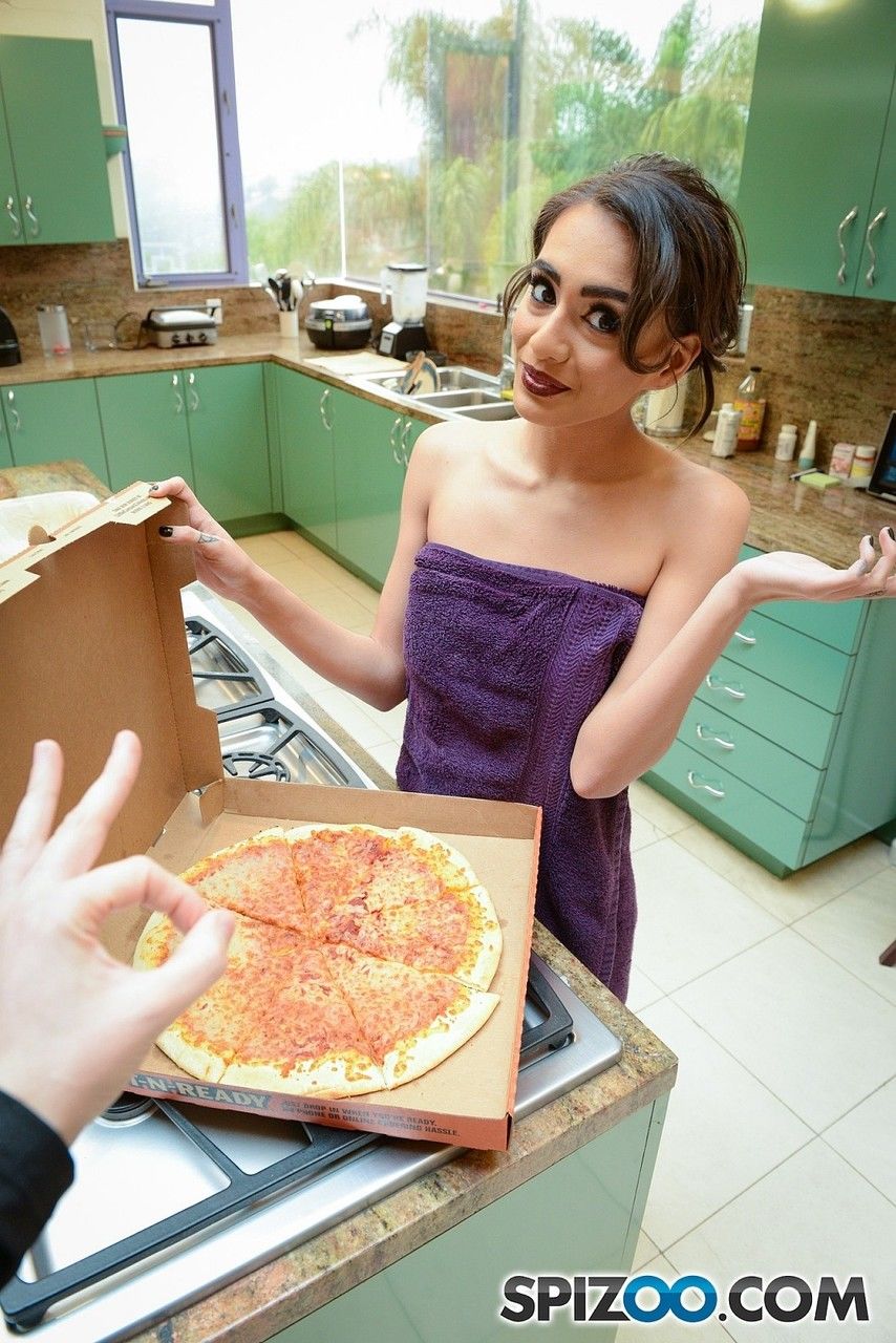 Magrinho Coed Janice Griffith Downs um slice de pizza antes de engolindo um Grande pau