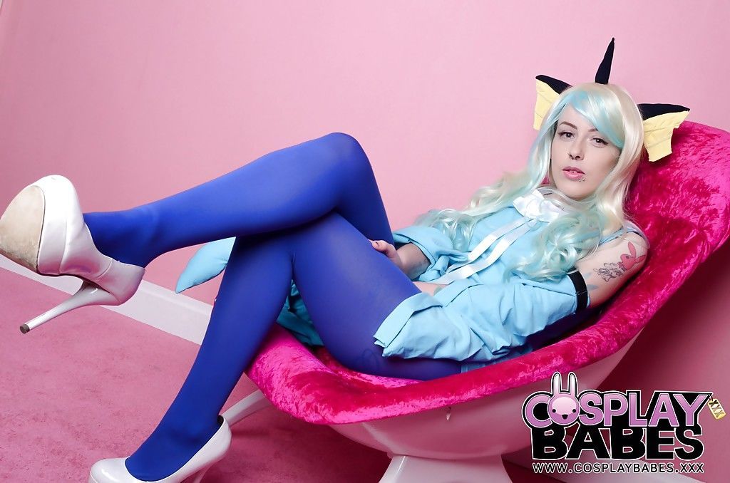 Fetish freak Skyler Synn toying twat in cosplay outfit for babe photo shoot