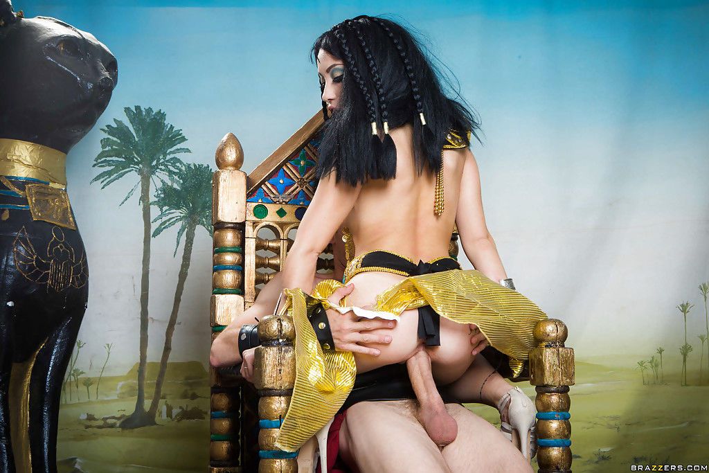Azji brunetka Rina Ellis Kurwa duży Dick w Kleopatra strój