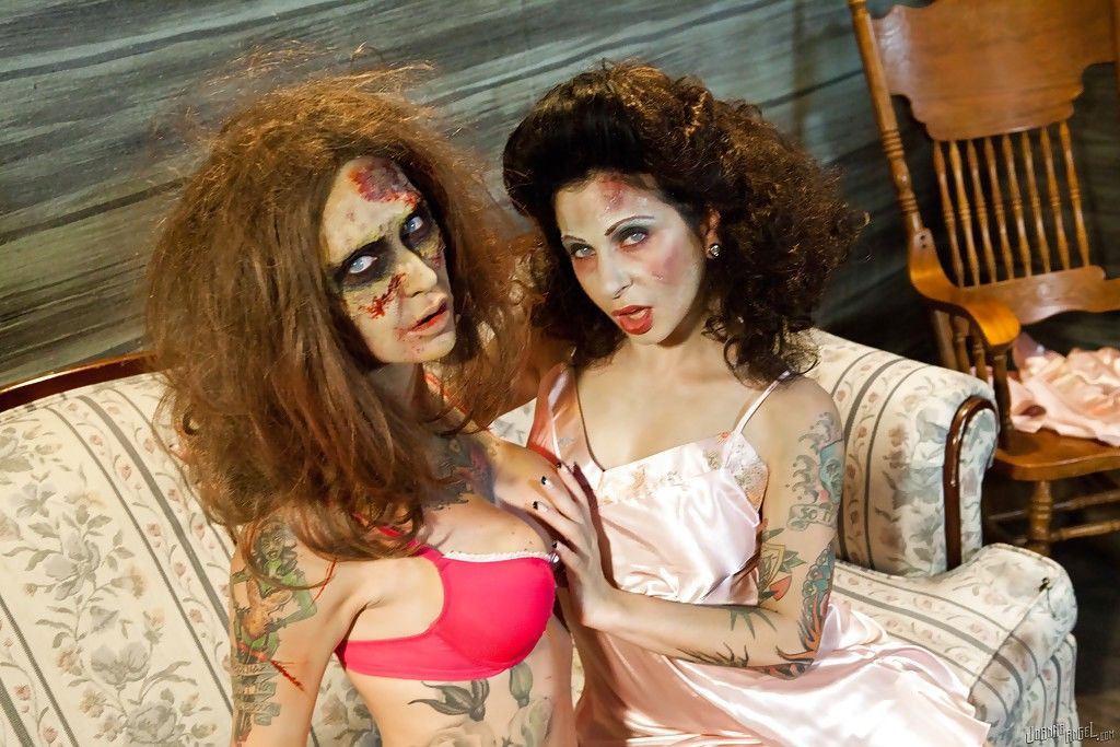 Amador tatuados lésbicas jogar zumbi funções no o Cosplay Cena