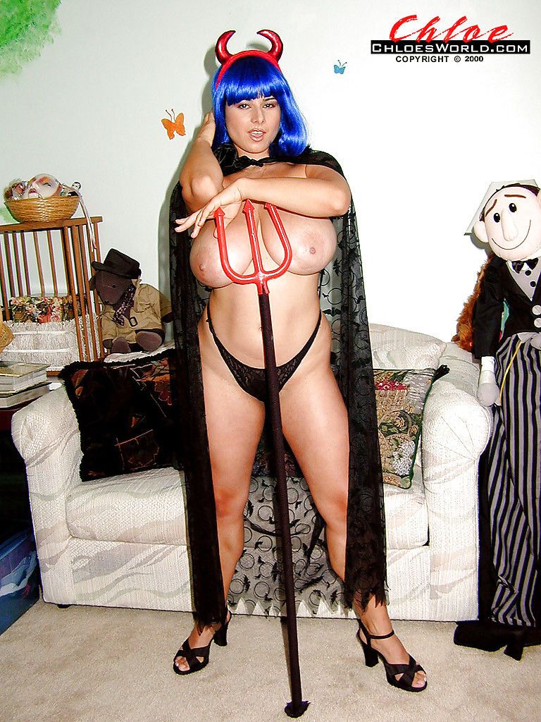 milf plumper Chloe Vevrier affichant monstre seins dans Cosplay tenue