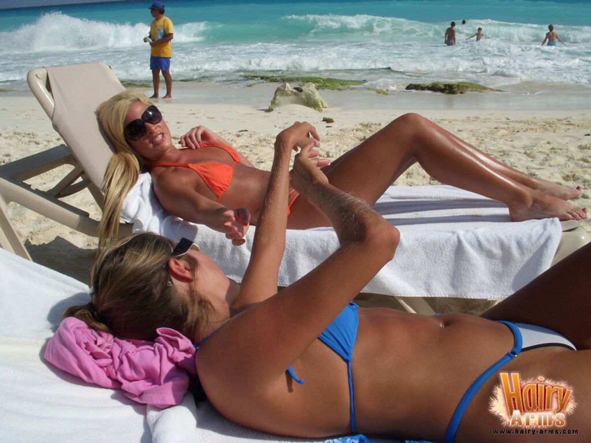 长硬毛 金发女郎 Lori 安德森 放松 上 一个 海滩 在 她的 比基尼 和 太阳镜