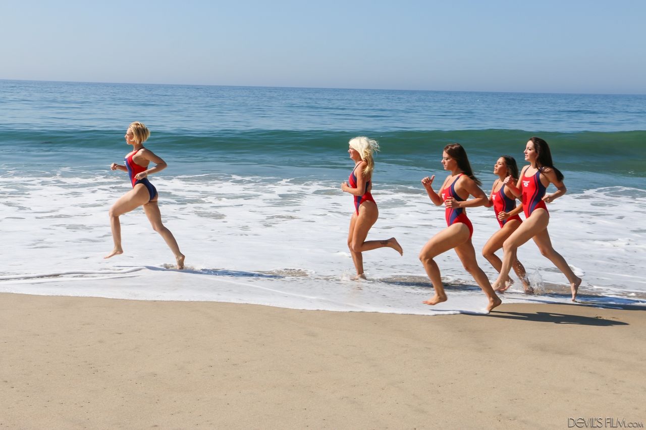 Sıcak Plaj babes içinde Mayo & çıplak Ayak egzersiz Üzerinde diz gösterilen seksi Ass