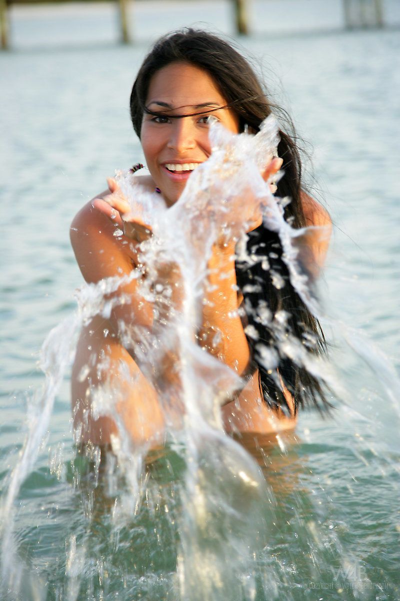Bikini modello Ruth Medina mostra off Il suo nudo teen corpo a il Spiaggia