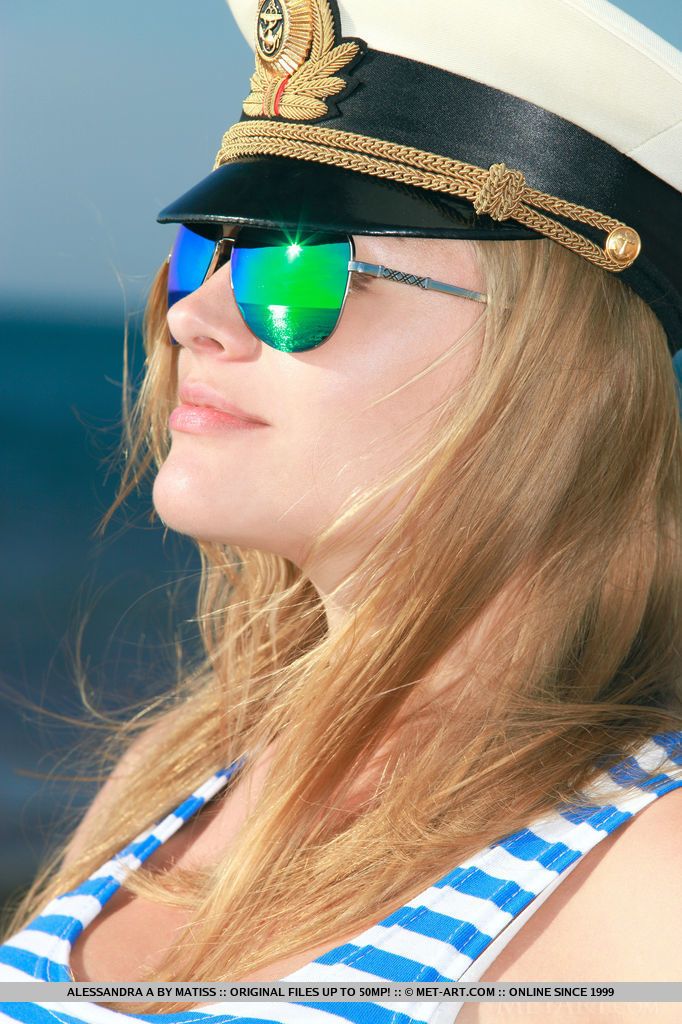 sexy nastolatek Alessandra A w okulary & biały majtki rozbiórki nagie na w Plaża