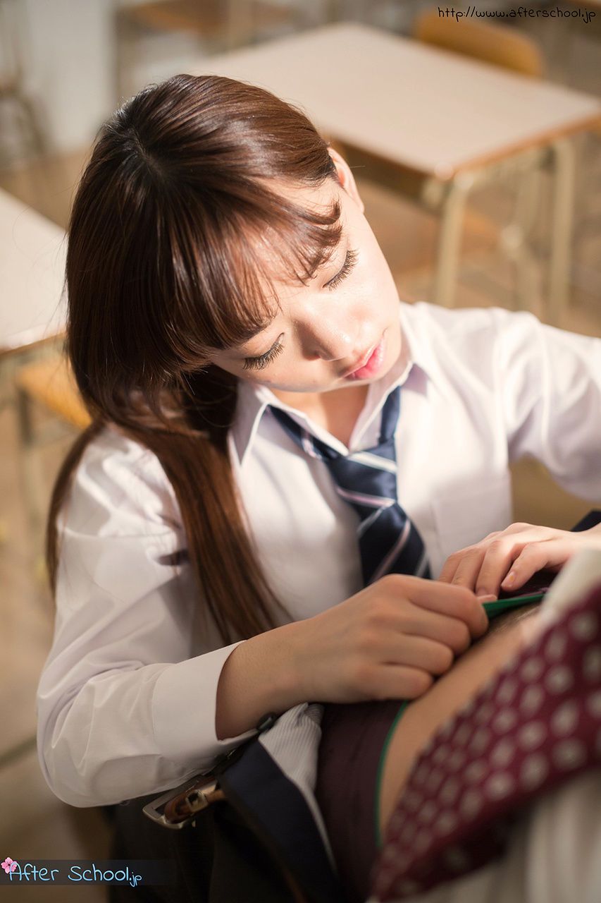 Ásia estudante senta-se no teacher\'s volta & leva seu Idade galo no ela jovem buceta