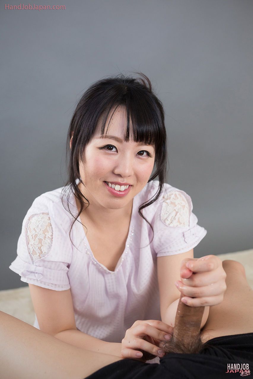 Gekleed japans vrouw licks sperma Van vingers na Geven een handjob