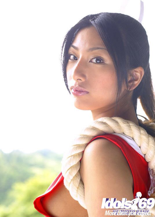 الآسيوية الجمال أساكاوا ركض وكشف عن لها صغيرة الثدي و إغاظة لها كث شق