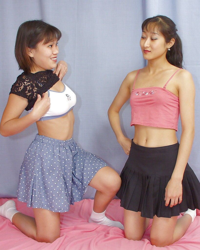 Geil Asiatische lassies haben einige Strippen und Lesben humping Spaß