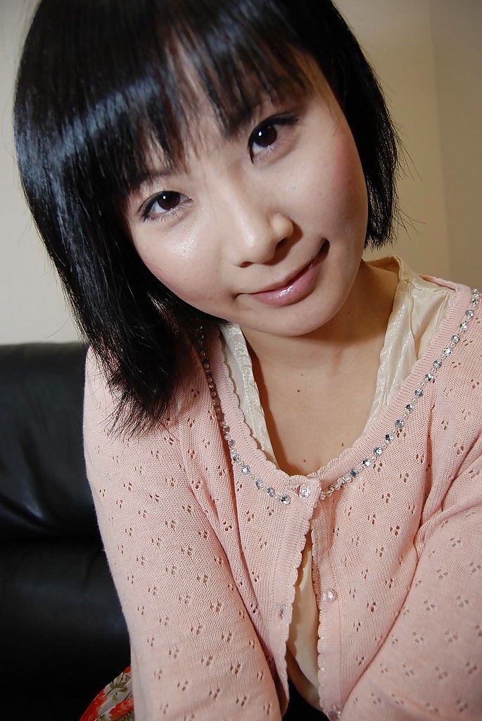 Asiatische Babe Minori Nagakawa Strippen Unten und auszusetzen Ihr Haarige Fotze