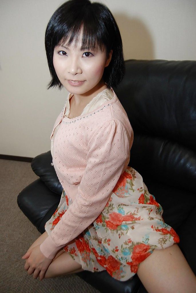 Aziatische Babe Minori Nagakawa strippen naar beneden en bloot haar Harige Kut