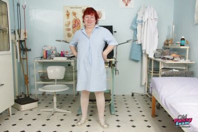 жирные Бабушка с дряблые кувшины и Волосатые мазила Принимая офф ее Медсестра униформа