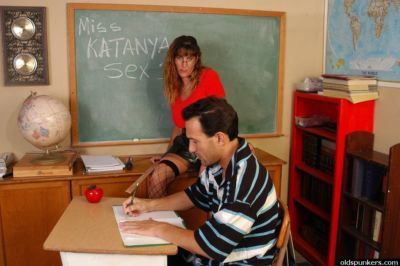 ผู้ใหญ่ ครู ใน ถุงน่อง katanya ได้ ล่อนนอนกับผู้ชาย โดย แฮ นักเรียน ใน ห้องเรียน