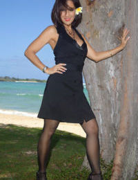 lange Beinen Reifen Roni posing auf die Strand in schwarz Lacy Strumpfhosen