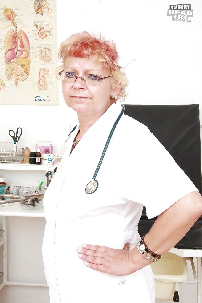 Smerig Oma in Verpleegkundige uniform stretching haar twat :Door: haar vingers