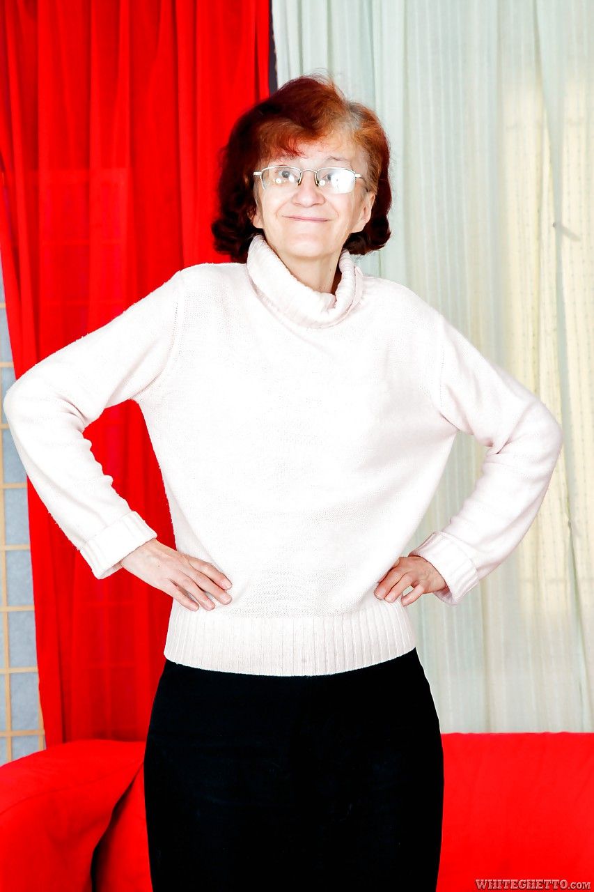 rousse Granny Avec Minuscule seins supprime lunettes avant hardcore putain