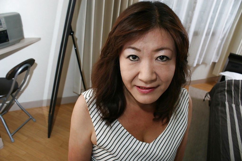 Aziatische Oma Michiko okawa uitkleden en bloot haar Harige twat in Sluiten tot