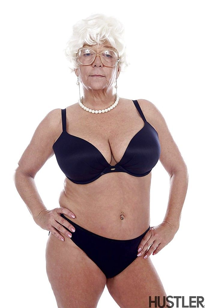 La abuela pornstar Karen Verano la modelización de la totalmente Vestido antes de pelar desnudo