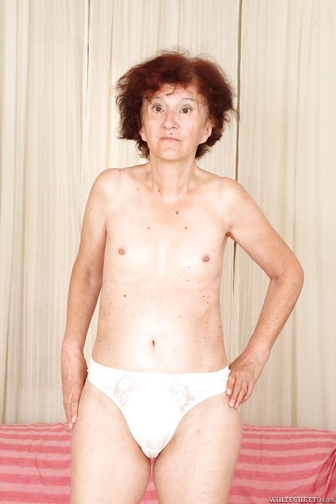 rousse Granny marcelina montre elle-même Nu dans l' bedroom!