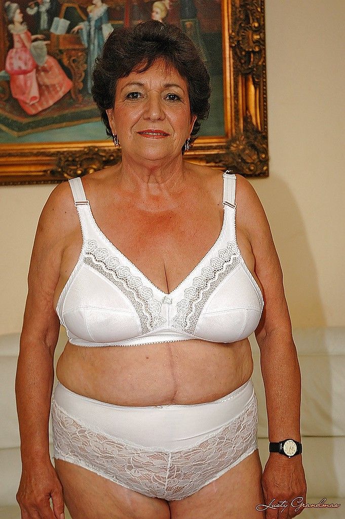 grassi Nonna in lingerie ottiene nudo Per mostra Il suo bagnato Fica