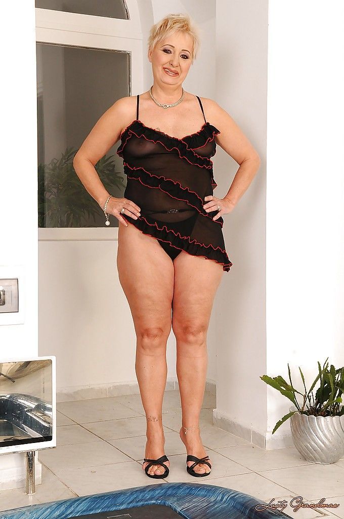 Breve Capelli grassi Nonna stripping off Il suo lingerie e in posa in il piscina